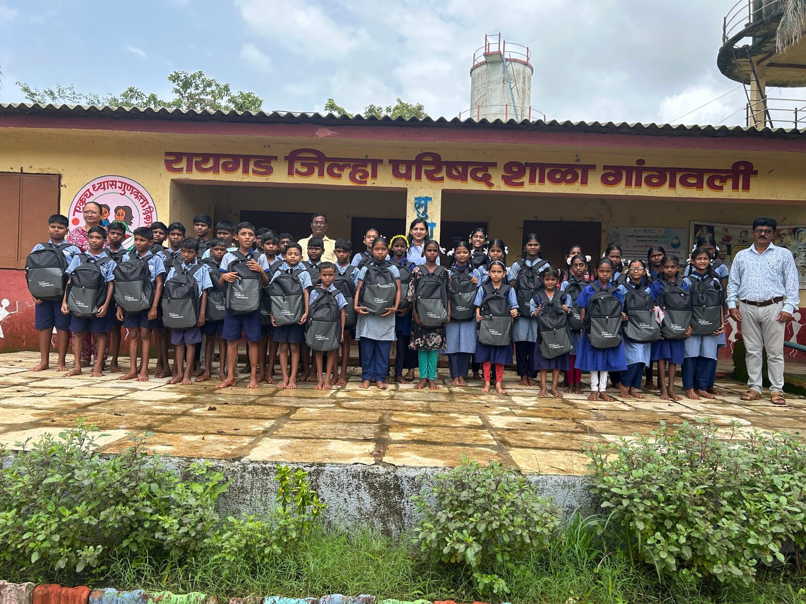 पोस्कोचा शैक्षणिक गुणवत्ता सुधारण्याचा प्रामाणिक प्रयत्न: ८९ शाळांमध्ये २,००९ शालेय संचांचे वितरण