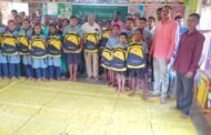 आईच्या स्मृतीप्रित्यर्थ चिमुकल्यांच्या पाठीवर नवे दप्तर: उणेगाव शाळेत भावस्पर्शी सोहळा!