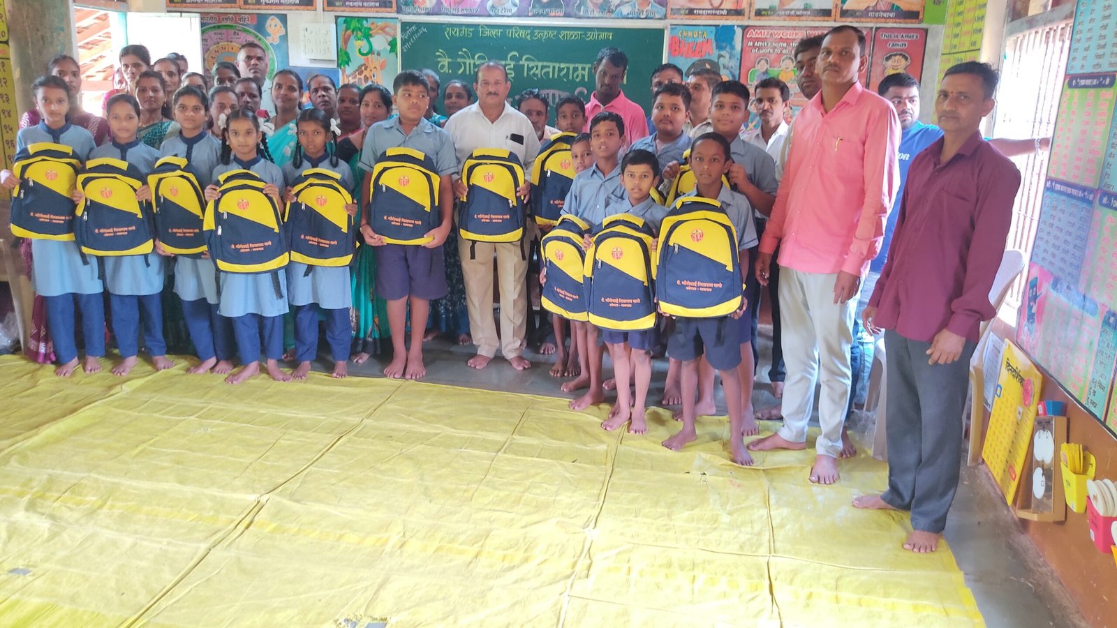 आईच्या स्मृतीप्रित्यर्थ चिमुकल्यांच्या पाठीवर नवे दप्तर: उणेगाव शाळेत भावस्पर्शी सोहळा!
