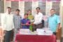 आईच्या स्मृतीप्रित्यर्थ चिमुकल्यांच्या पाठीवर नवे दप्तर: उणेगाव शाळेत भावस्पर्शी सोहळा!