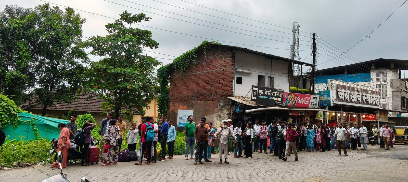 लोणेरे येथे बसथांबा नसल्याने प्रवाशांची मोठी गैरसोय; लोकप्रतिनिधी लक्ष घालणार का?