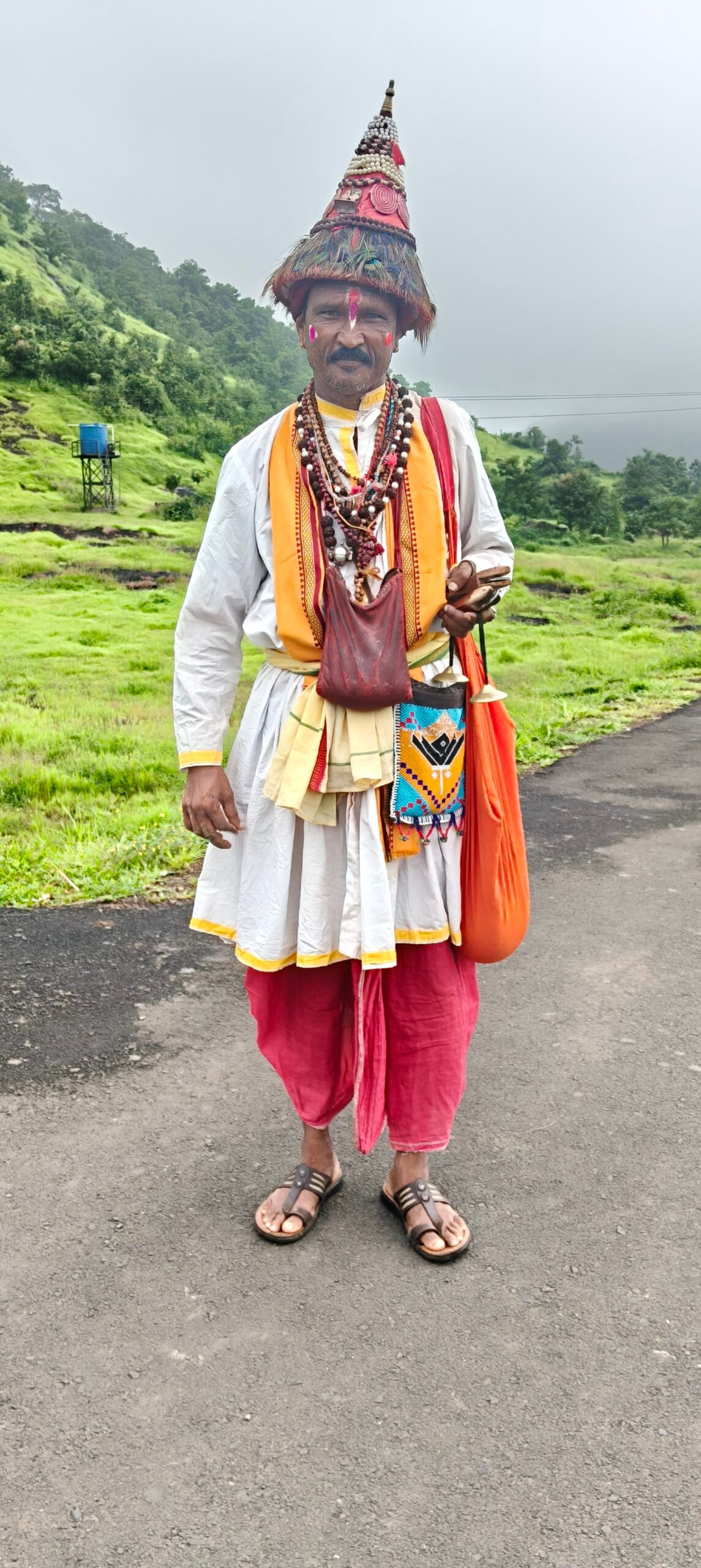 पहाटेच्या प्रहरी पुन्हा ऐकू आला ‘वासुदेव आला हो वासुदेव आला’चा गजर!